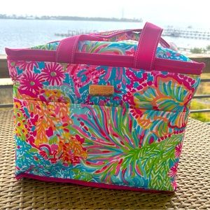 New with tags Lilly Pulitzer Insulated Cooler Bag with Strap Lovers Coral Print
